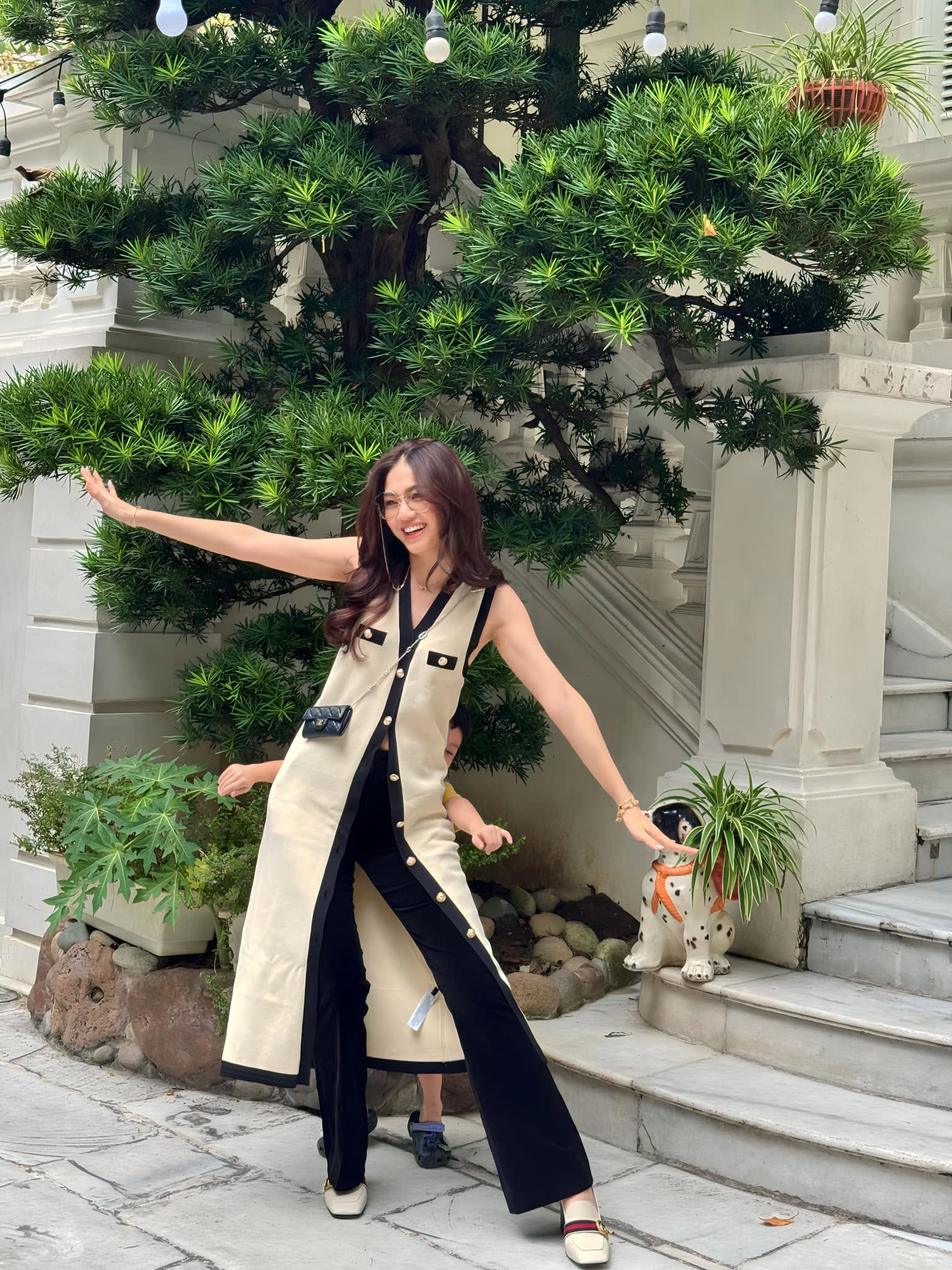 Mỹ nh&acirc;n che mặt ngồi trong Rolls-Royce: Bỏ hết h&agrave;o quang showbiz gả v&agrave;o nh&agrave; h&agrave;o m&ocirc;n, giờ sống trong biệt thự trắng xa hoa giữa H&agrave; th&agrave;nh- Ảnh 5.