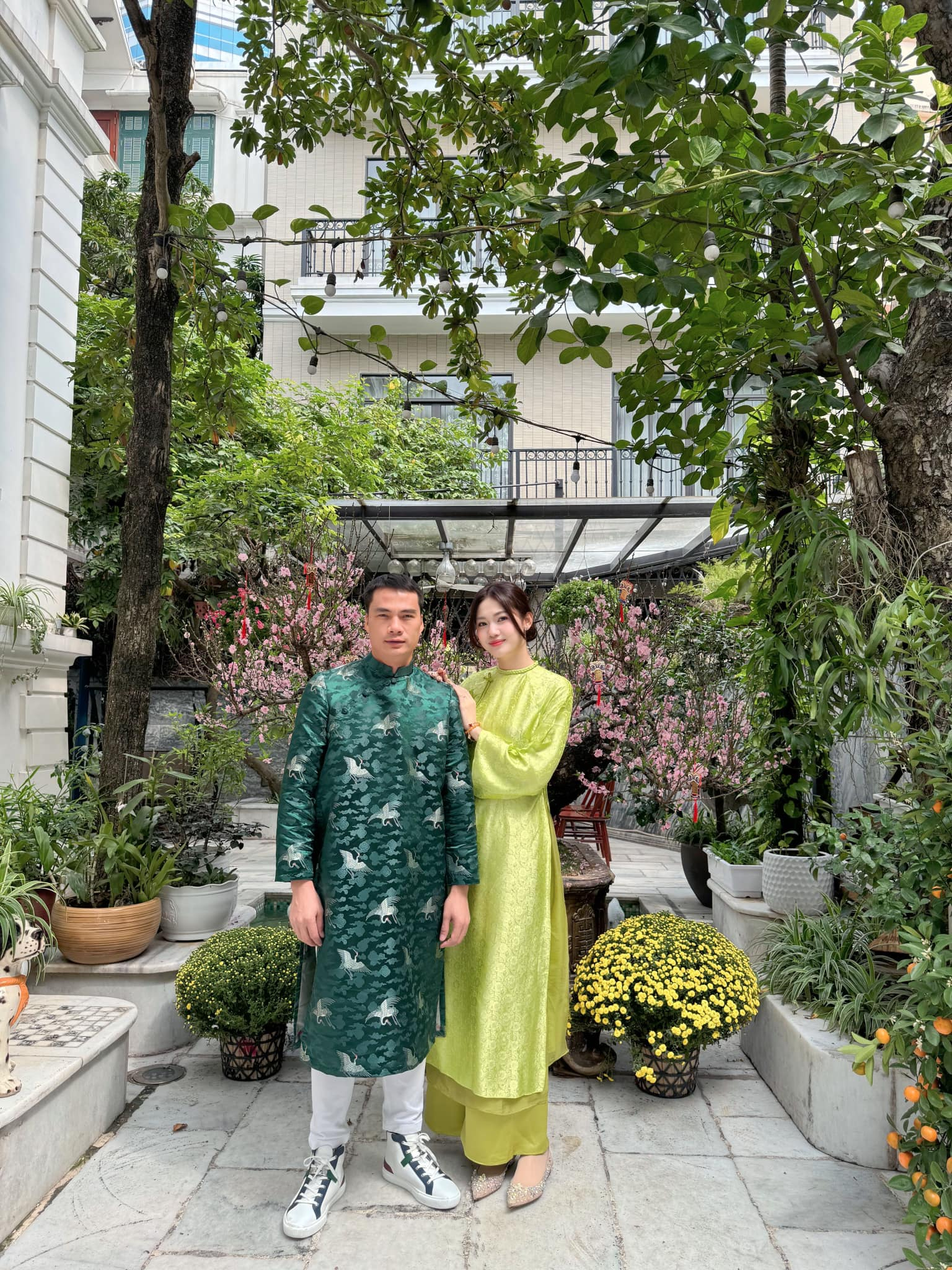 Mỹ nh&acirc;n che mặt ngồi trong Rolls-Royce: Bỏ hết h&agrave;o quang showbiz gả v&agrave;o nh&agrave; h&agrave;o m&ocirc;n, giờ sống trong biệt thự trắng xa hoa giữa H&agrave; th&agrave;nh- Ảnh 8.