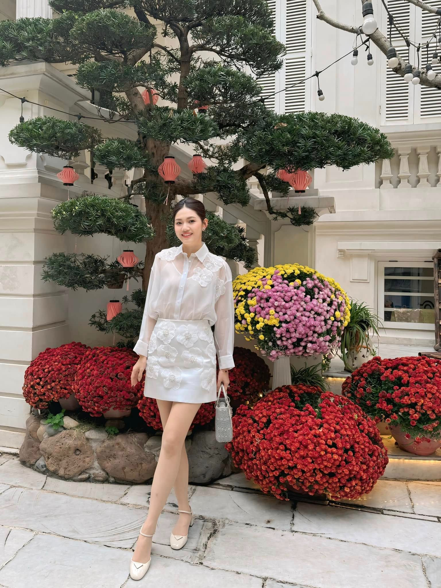 Mỹ nh&acirc;n che mặt ngồi trong Rolls-Royce: Bỏ hết h&agrave;o quang showbiz gả v&agrave;o nh&agrave; h&agrave;o m&ocirc;n, giờ sống trong biệt thự trắng xa hoa giữa H&agrave; th&agrave;nh- Ảnh 4.