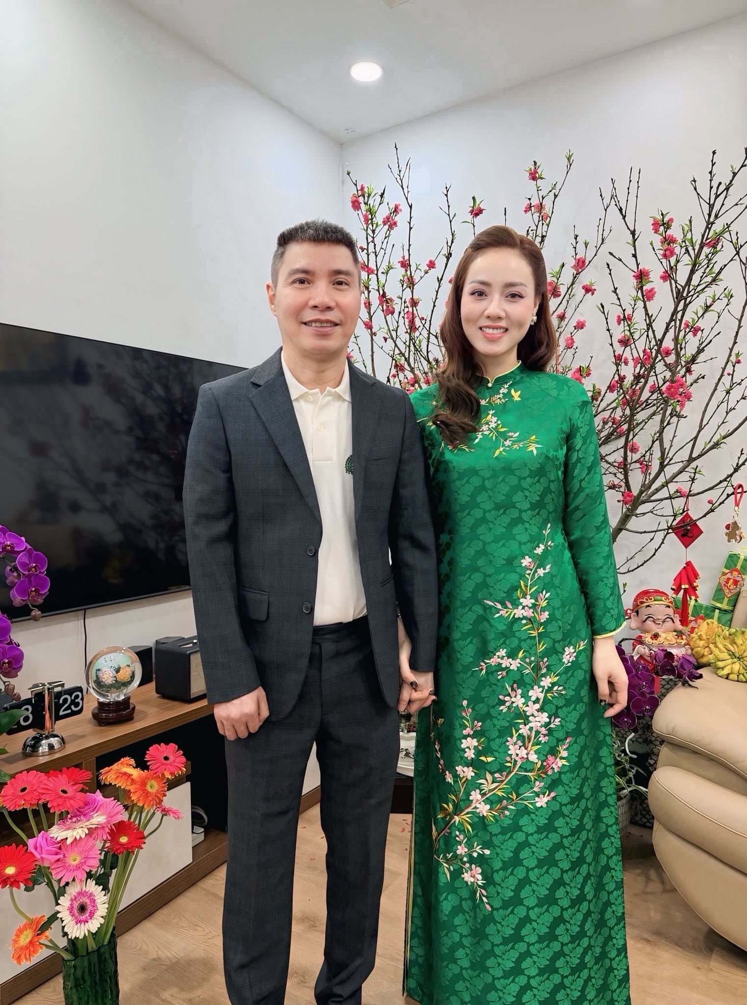 Nghệ sĩ Việt ai cũng biết mặt bị đột quỵ trong nh&agrave; vệ sinh, nay được vợ k&eacute;m 15 tuổi chăm như em b&eacute;- Ảnh 8.