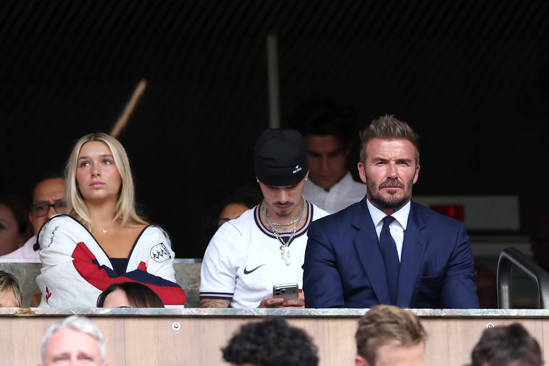 Tiểu thư Harper Beckham l&ecirc;n l&agrave;m b&agrave; chủ, vợ chồng Beckham sắp hốt bạc mỏi tay- Ảnh 1.