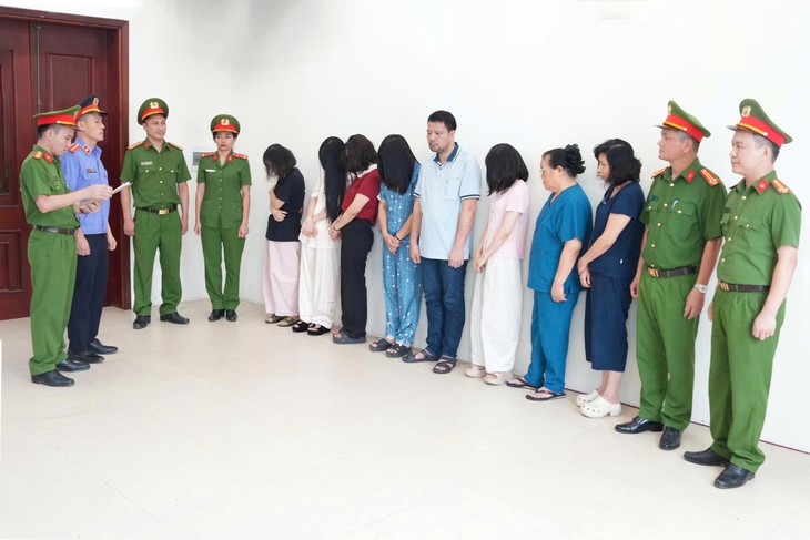 Bơm sữa đậu n&agrave;nh v&agrave;o niệu đạo giả mủ để vẽ bệnh, một ph&ograve;ng kh&aacute;m thu lợi h&agrave;ng chục tỷ đồng của bệnh nh&acirc;n- Ảnh 2.