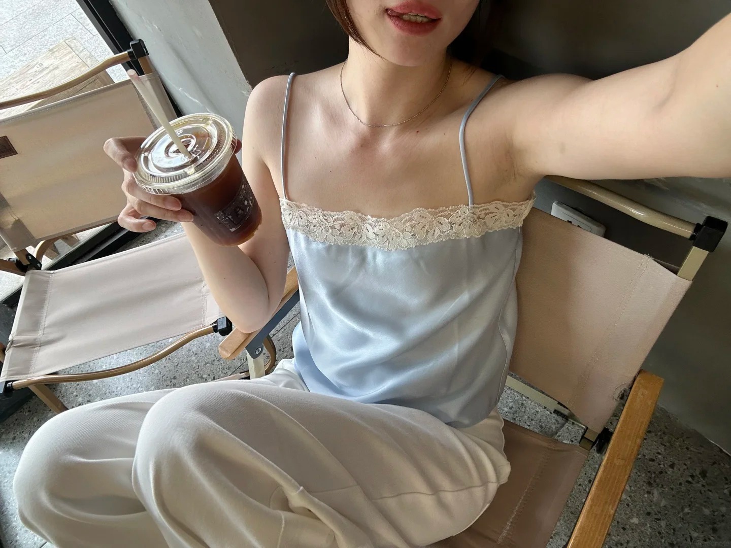 Kh&ocirc;ng cần v&aacute;y v&oacute;c cầu kỳ, set đồ xanh pastel n&agrave;y đủ gi&uacute;p bạn nổi bật trong mọi buổi hẹn cuối tuần - Ảnh 4.