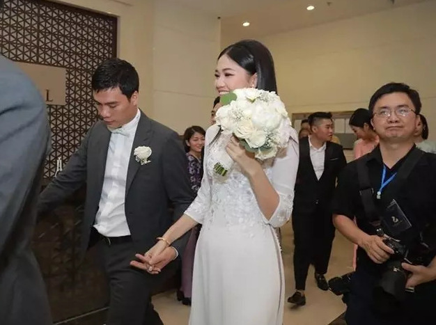 Mỹ nh&acirc;n che mặt ngồi trong Rolls-Royce: Bỏ hết h&agrave;o quang showbiz gả v&agrave;o nh&agrave; h&agrave;o m&ocirc;n, giờ sống trong biệt thự trắng xa hoa giữa H&agrave; th&agrave;nh- Ảnh 1.