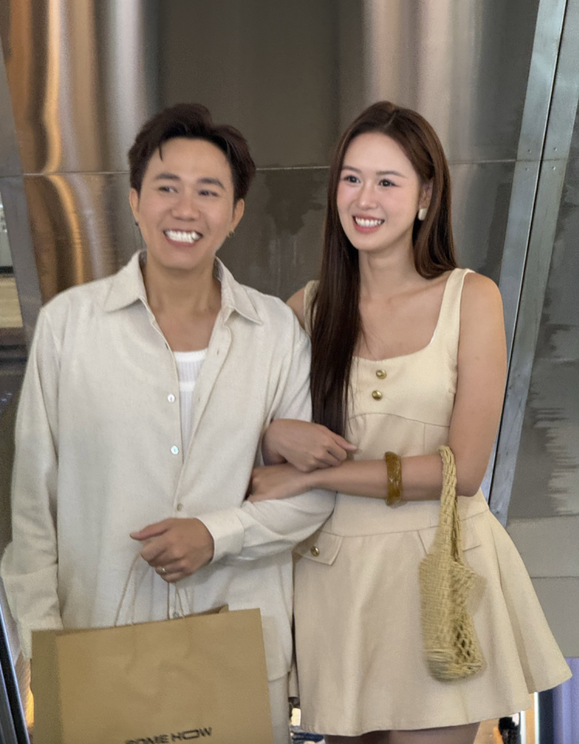 2 th&agrave;nh vi&ecirc;n hội bạn Trấn Th&agrave;nh bị "t&oacute;m" &ocirc;m s&aacute;t rạt giữa trung t&acirc;m thương mại, vội c&oacute; phản ứng khi bị ph&aacute;t hiện- Ảnh 4.