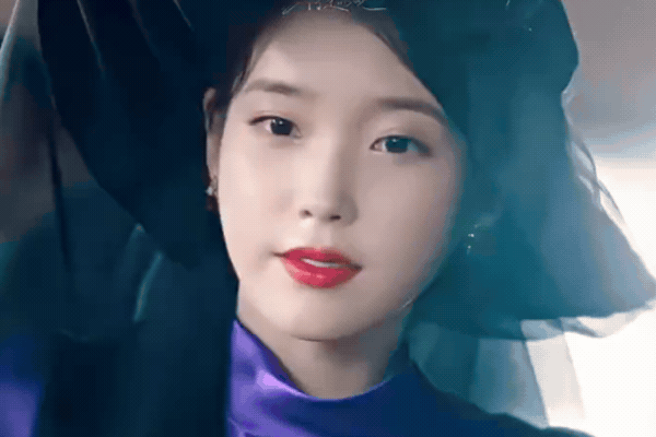 Nh&igrave;n Vương Sở Nhi&ecirc;n mới thấy IU chỉ như đứa trẻ con mặc trộm đồ của người lớn- Ảnh 3.