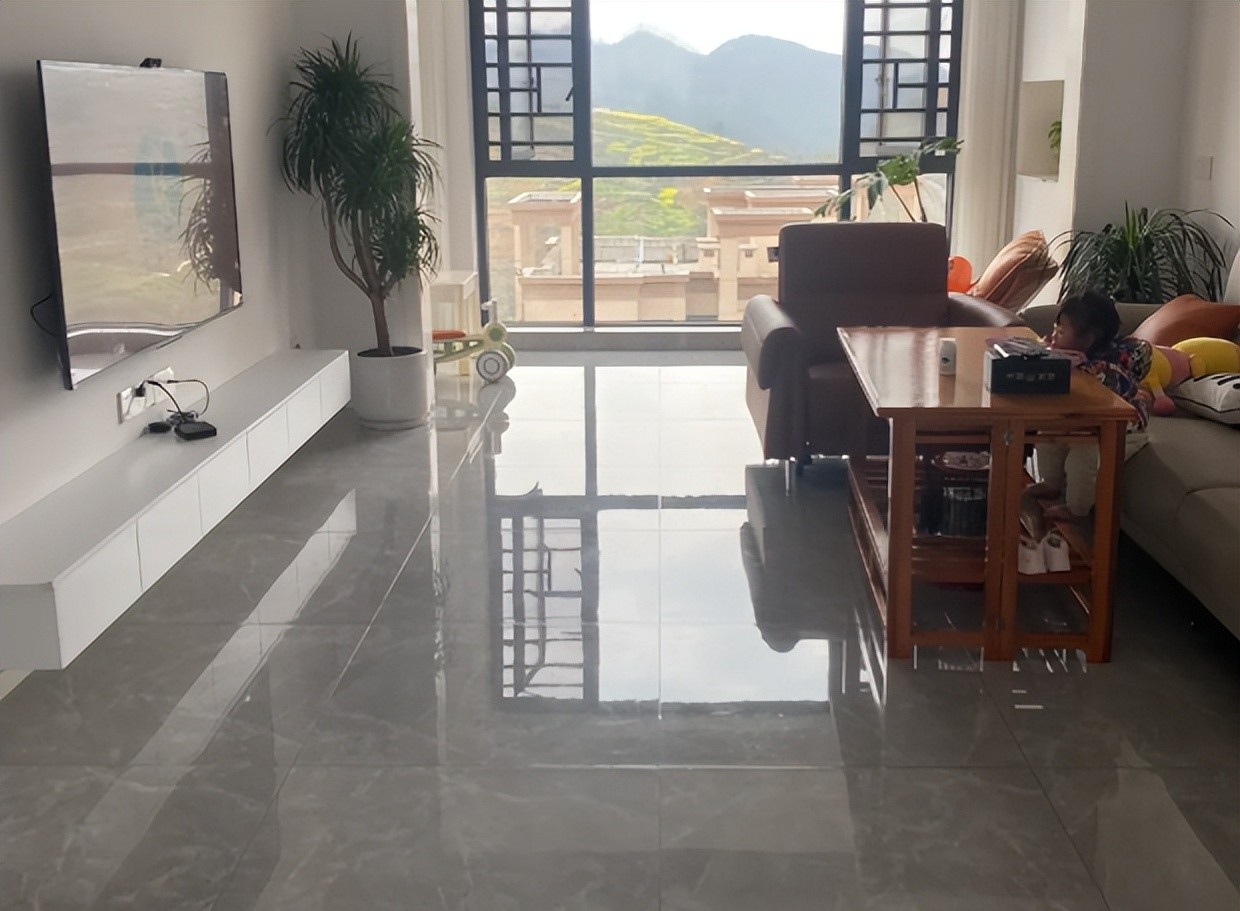V&igrave; sao ng&agrave;y c&agrave;ng nhiều gia đ&igrave;nh kh&ocirc;ng c&ograve;n chọn gạch men? 2 loại vật liệu l&aacute;t s&agrave;n đang dần trở th&agrave;nh xu hướng mới - Ảnh 1.