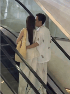 2 th&agrave;nh vi&ecirc;n hội bạn Trấn Th&agrave;nh bị "t&oacute;m" &ocirc;m s&aacute;t rạt giữa trung t&acirc;m thương mại, vội c&oacute; phản ứng khi bị ph&aacute;t hiện- Ảnh 1.