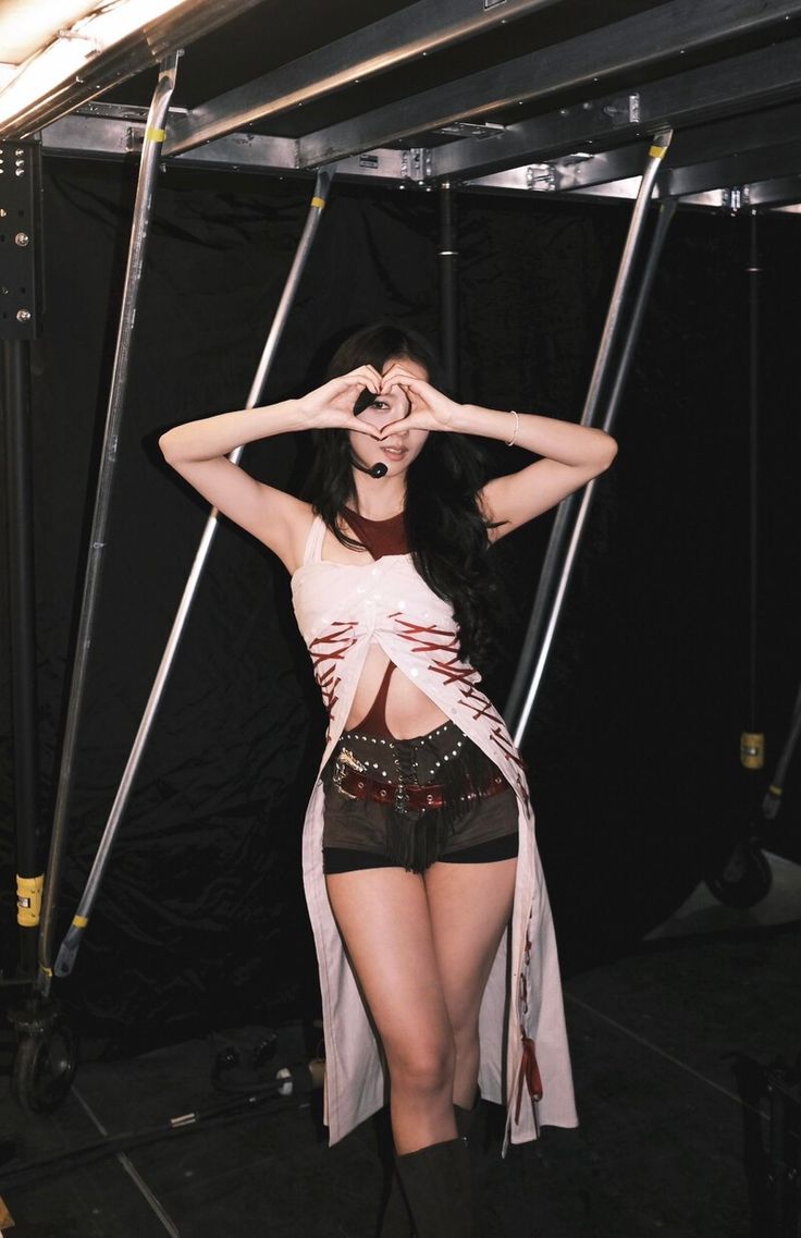 Jisoo v&agrave; nữ thần AI đại diện cho đ&ocirc;i ch&acirc;n chuẩn đẹp Kpop, cặp đ&ugrave;i "mật ong" sexy cỡ n&agrave;y- Ảnh 2.