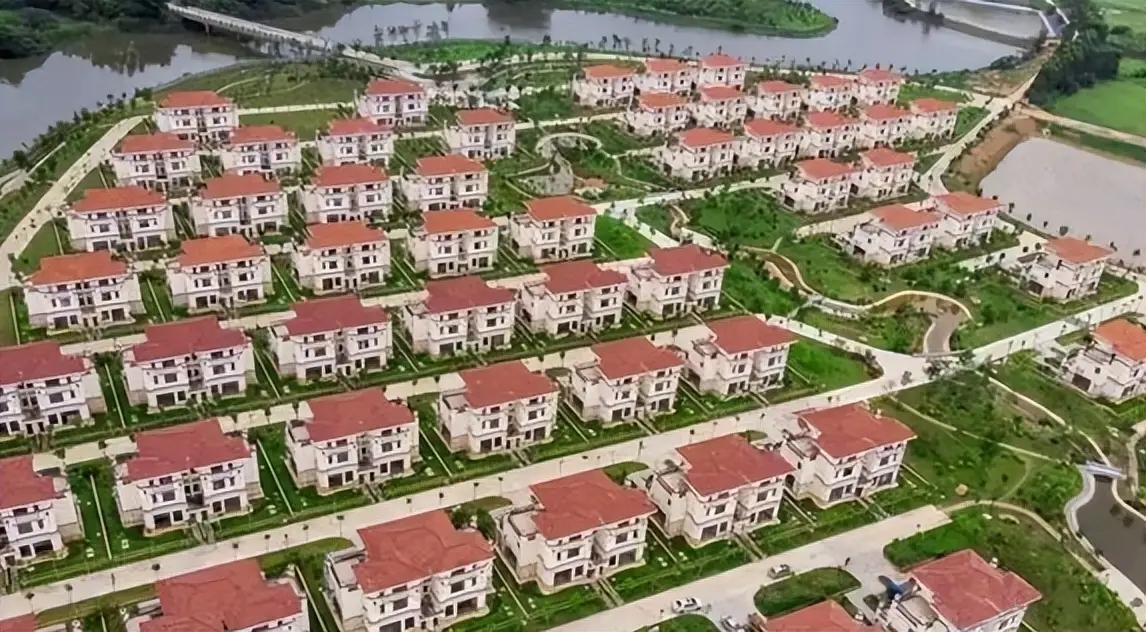 Tỷ ph&uacute; x&acirc;y 258 căn biệt thự tặng cả l&agrave;ng vẫn g&acirc;y tranh c&atilde;i đến mức kh&ocirc;ng d&aacute;m về qu&ecirc;: C&aacute;i kết sau 8 năm- Ảnh 4.