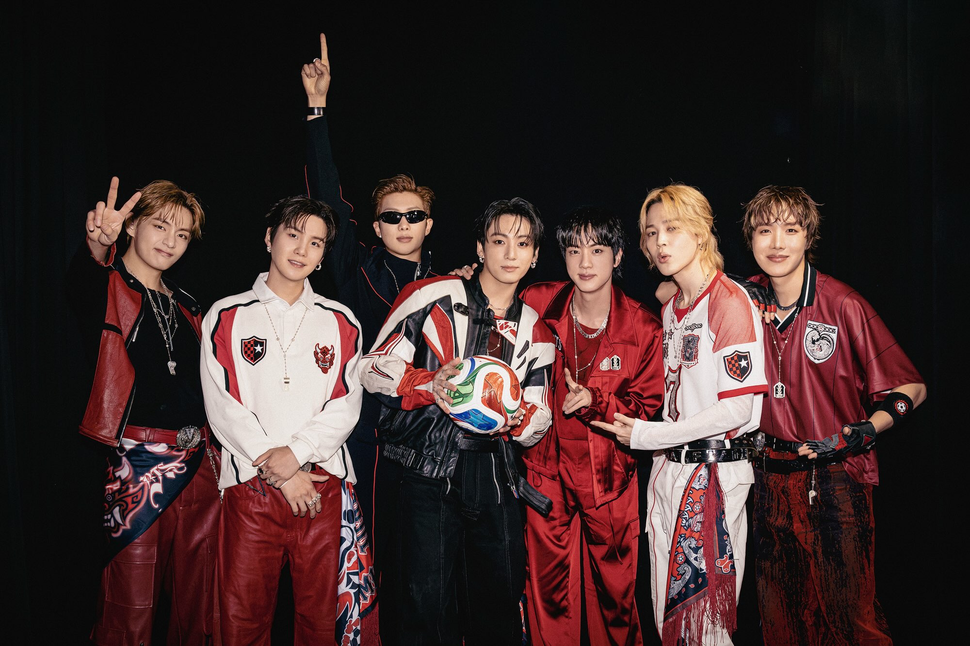 24 giờ căng như d&acirc;y đ&agrave;n, đi nửa v&ograve;ng Tr&aacute;i đất từ Paris đến World Cup kh&ocirc;ng nghỉ 1 gi&acirc;y của BTS- Ảnh 8.