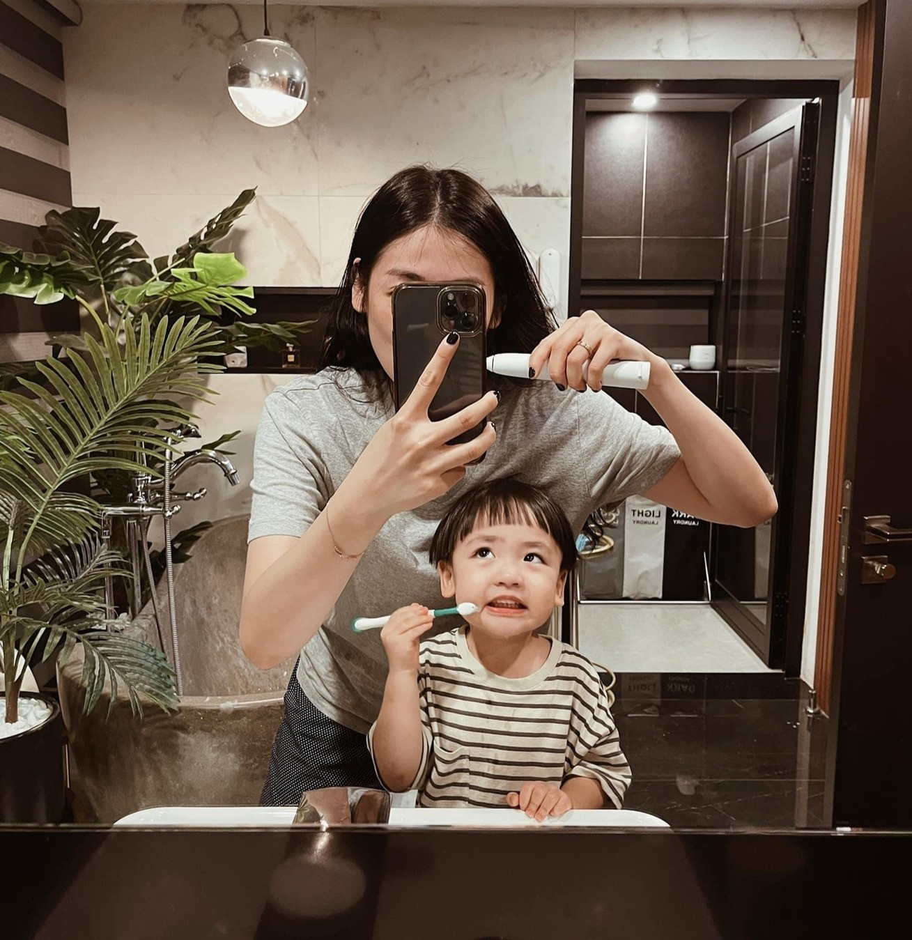 Mỹ nh&acirc;n showbiz nở nụ cười tr&ecirc;n xe Audi, theo chồng thiếu gia về dinh: Cuộc sống trong biệt thự 250 tỷ g&acirc;y cho&aacute;ng- Ảnh 10.
