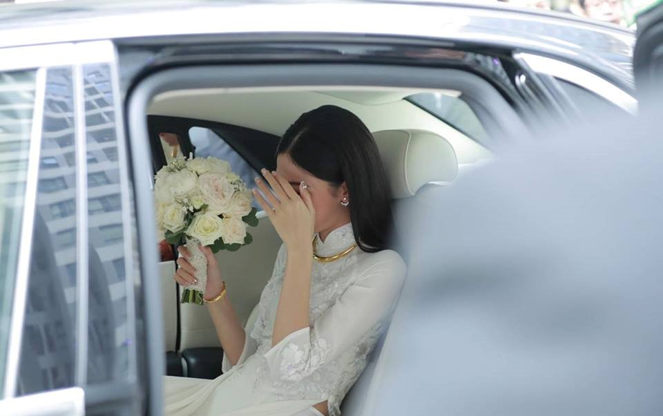 Mỹ nh&acirc;n che mặt ngồi trong Rolls-Royce: Bỏ hết h&agrave;o quang showbiz gả v&agrave;o nh&agrave; h&agrave;o m&ocirc;n, giờ sống trong biệt thự trắng xa hoa giữa H&agrave; th&agrave;nh- Ảnh 2.