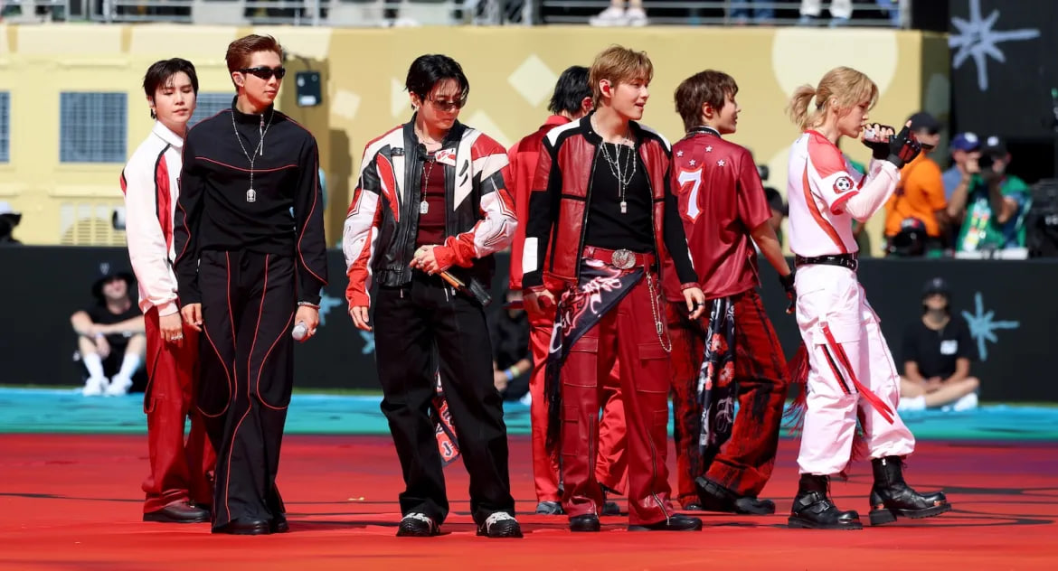 24 giờ căng như d&acirc;y đ&agrave;n, đi nửa v&ograve;ng Tr&aacute;i đất từ Paris đến World Cup kh&ocirc;ng nghỉ 1 gi&acirc;y của BTS- Ảnh 1.