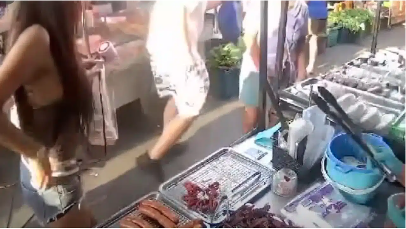 Đi chợ bị m&oacute;c t&uacute;i, người phụ nữ bảo chồng đuổi theo rồi sau đ&oacute; lại c&oacute; h&agrave;nh động khiến ai cũng sửng sốt - Ảnh 2.