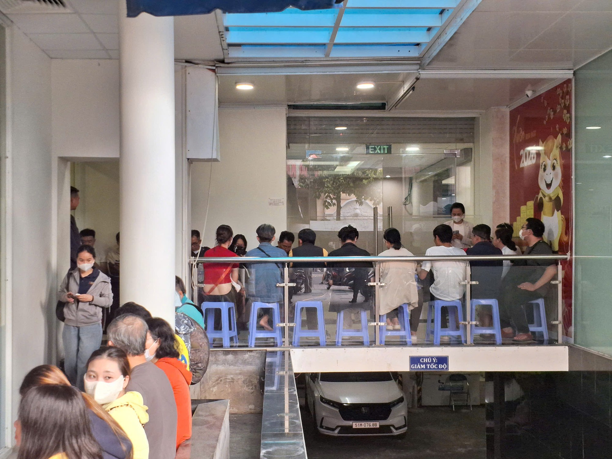Người dân đang đi bán vàng miếng SJC đông bất thường- Ảnh 2.