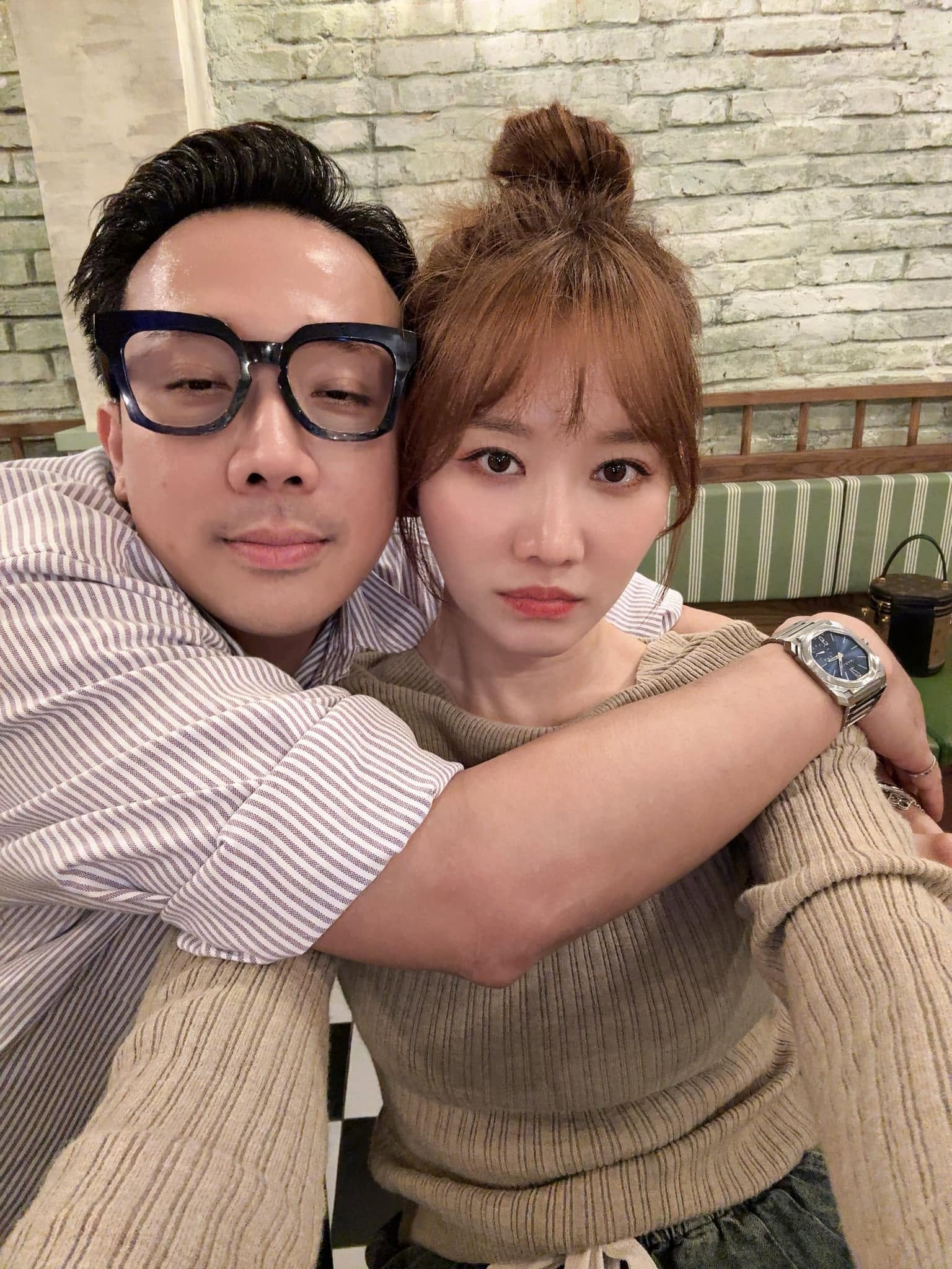 Vợ của ng&ocirc;i sao ngh&igrave;n tỷ Vbiz "n&aacute;o loạn" miền T&acirc;y, lộ nhan sắc thật qua camera thường h&uacute;t 1 triệu người xem!- Ảnh 6.
