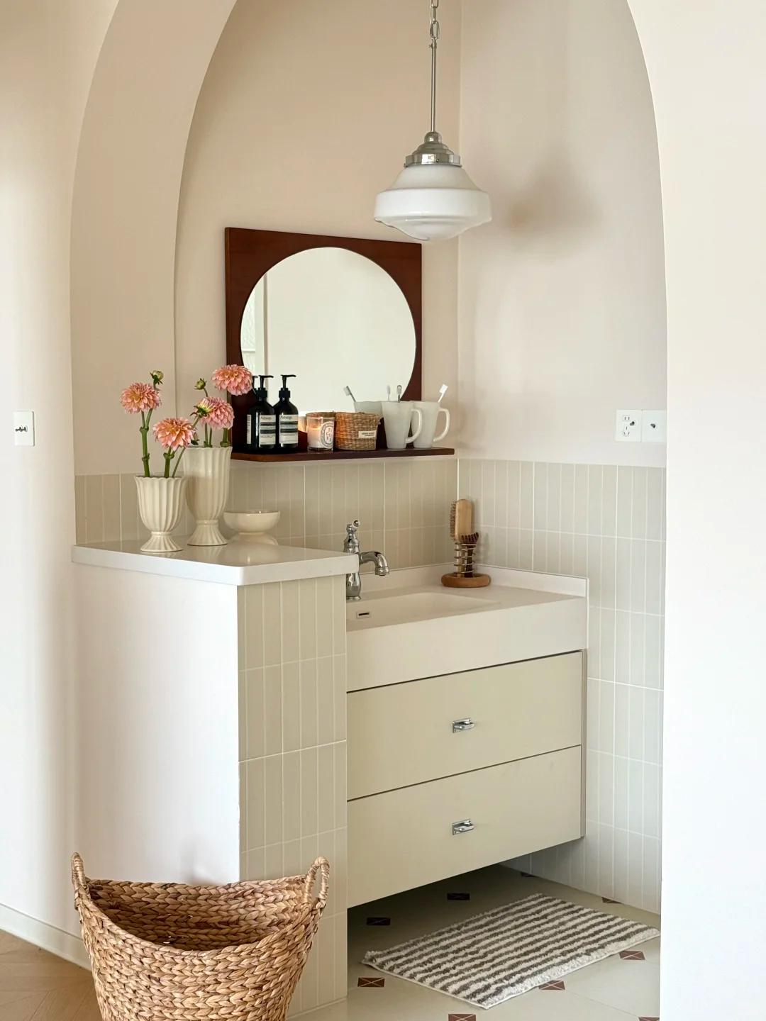 Đừng chỉ lắp chậu rửa mặt theo kiểu cũ: 5 xu hướng thiết kế đang được nhiều gia đ&igrave;nh &aacute;p dụng để ph&ograve;ng tắm đẹp như kh&aacute;ch sạn - Ảnh 1.