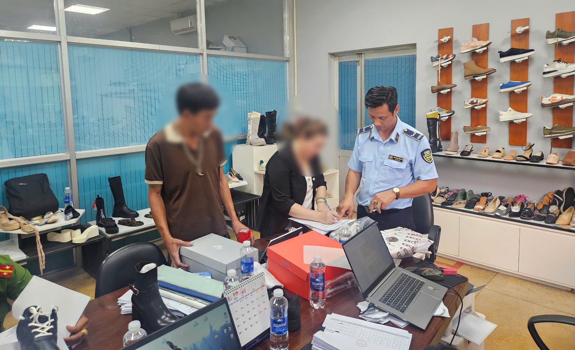 Đường dây gia công giày Nike giả xuyên biên giới bị bóc gỡ: Hơn 100 tỷ đồng hàng hóa, 11 container đã xuất sang Mỹ - Ảnh 1.