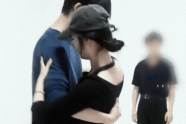 Kiếp nạn cam thường của Trương Lăng H&aacute;ch, c&agrave;ng nh&igrave;n c&agrave;ng thấy giống ViruSs- Ảnh 1.