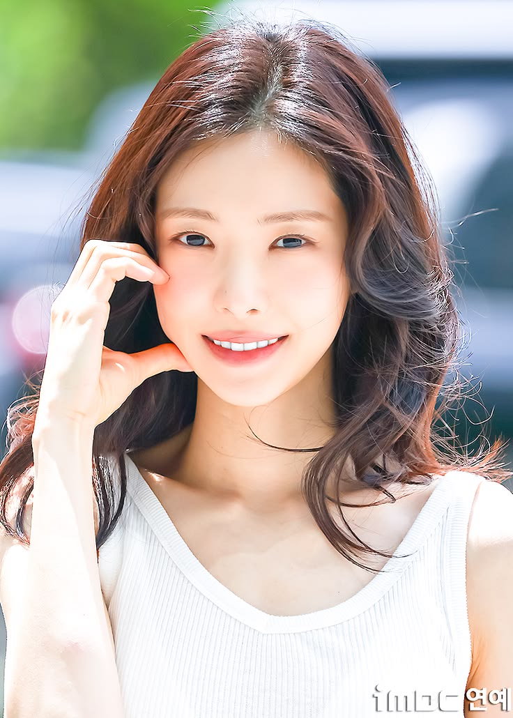 Nữ thần tượng kh&ocirc;ng h&agrave;i l&ograve;ng với xuất th&acirc;n ca sĩ, nổi tiếng l&agrave; &ldquo;b&igrave;nh hoa di động&rdquo;- Ảnh 1.