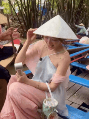 Vợ của ng&ocirc;i sao ngh&igrave;n tỷ Vbiz "n&aacute;o loạn" miền T&acirc;y, lộ nhan sắc thật qua camera thường h&uacute;t 1 triệu người xem!- Ảnh 2.
