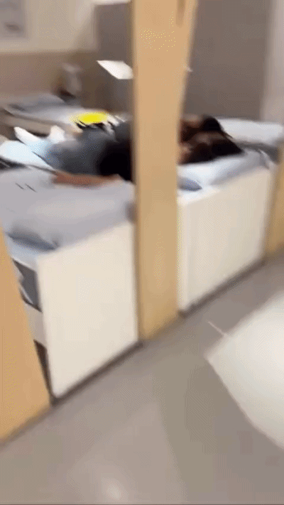 Vào cửa hàng trưng bày đồ nội thất, cặp đôi có hành động khiến ai cũng phải đỏ mặt ngại giùm - Ảnh 1.
