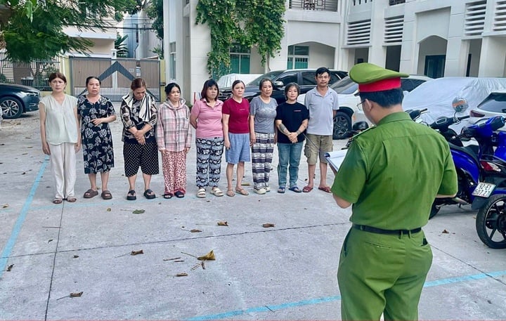 Bắt nh&oacute;m &ldquo;nữ qu&aacute;i&rdquo; cầm đầu đường d&acirc;y l&ocirc; đề gần 8 tỷ đồng ở Đ&agrave; Nẵng- Ảnh 1.