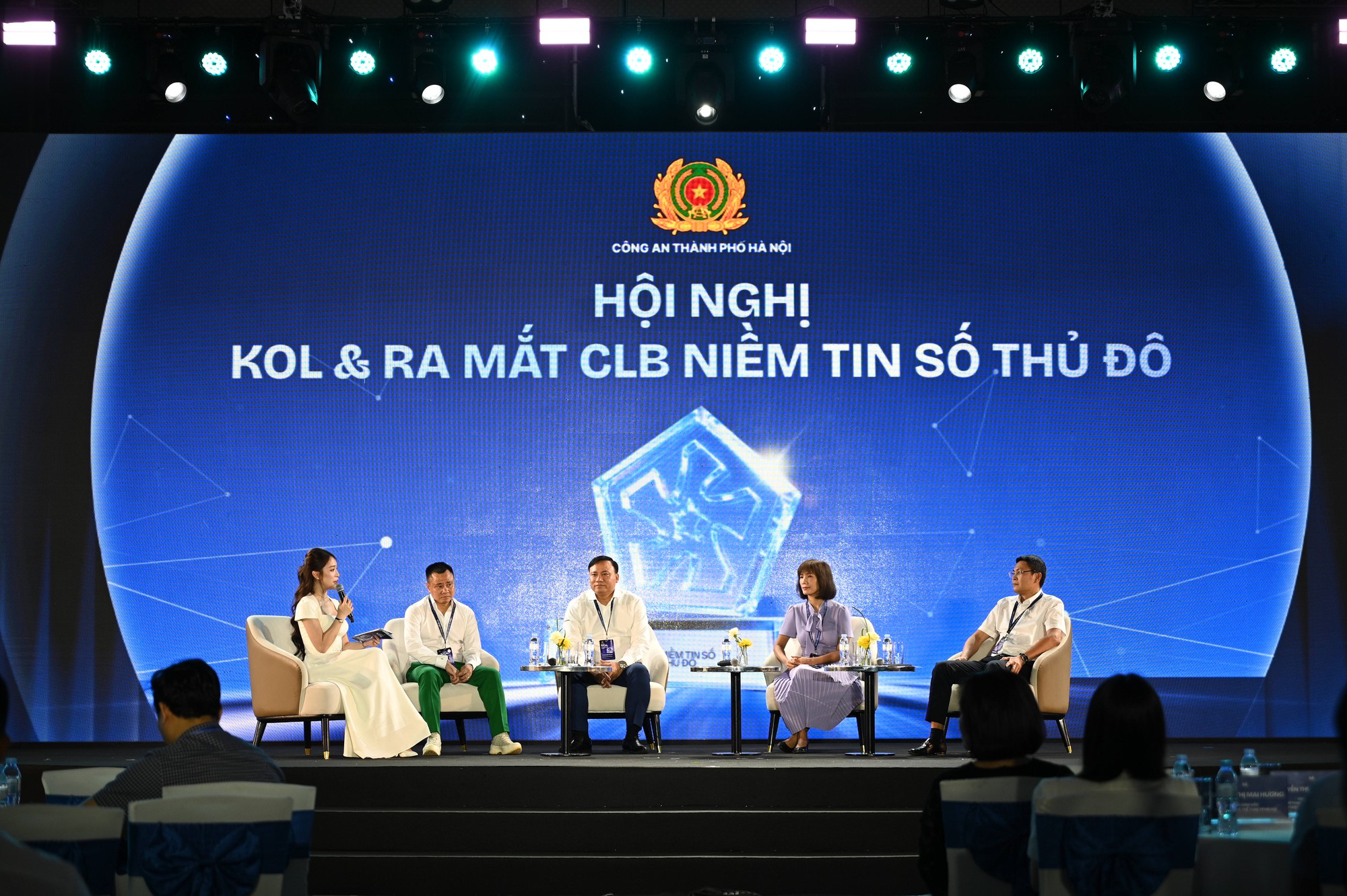 Hương Giang mặc v&aacute;y xuy&ecirc;n thấu đọ sắc với d&agrave;n mỹ nh&acirc;n "vũ trụ VFC" tại Hội nghị KOL v&agrave; Lễ ra mắt CLB Niềm tin số Thủ đ&ocirc;- Ảnh 1.