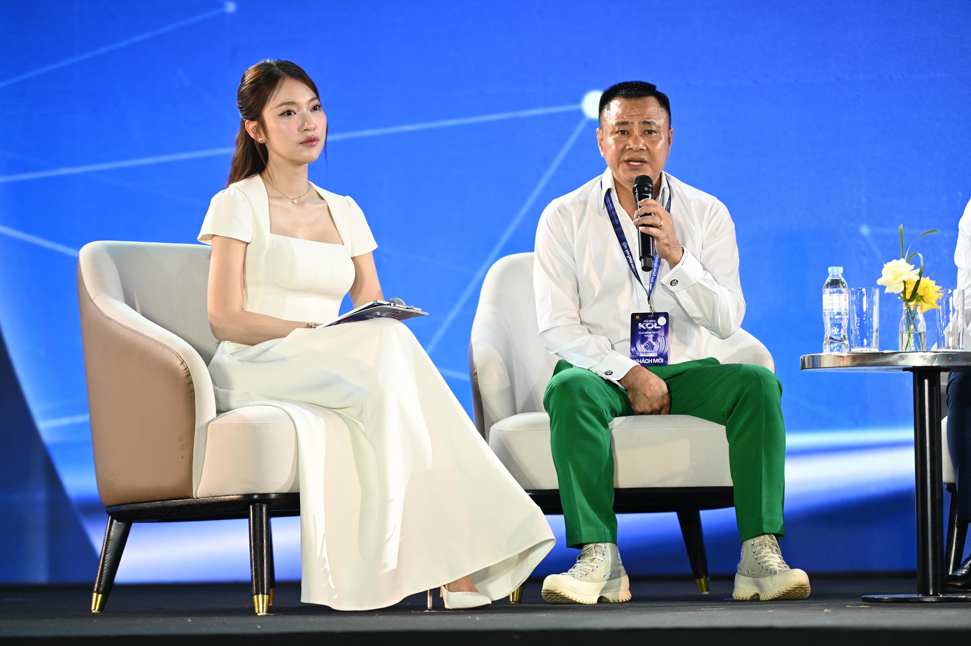 Hương Giang mặc v&aacute;y xuy&ecirc;n thấu đọ sắc với d&agrave;n mỹ nh&acirc;n "vũ trụ VFC" tại Hội nghị KOL v&agrave; Lễ ra mắt CLB Niềm tin số Thủ đ&ocirc;- Ảnh 2.