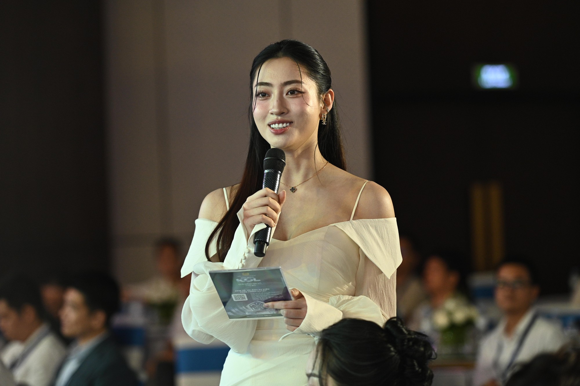 Hương Giang mặc v&aacute;y xuy&ecirc;n thấu đọ sắc với d&agrave;n mỹ nh&acirc;n "vũ trụ VFC" tại Hội nghị KOL v&agrave; Lễ ra mắt CLB Niềm tin số Thủ đ&ocirc;- Ảnh 10.