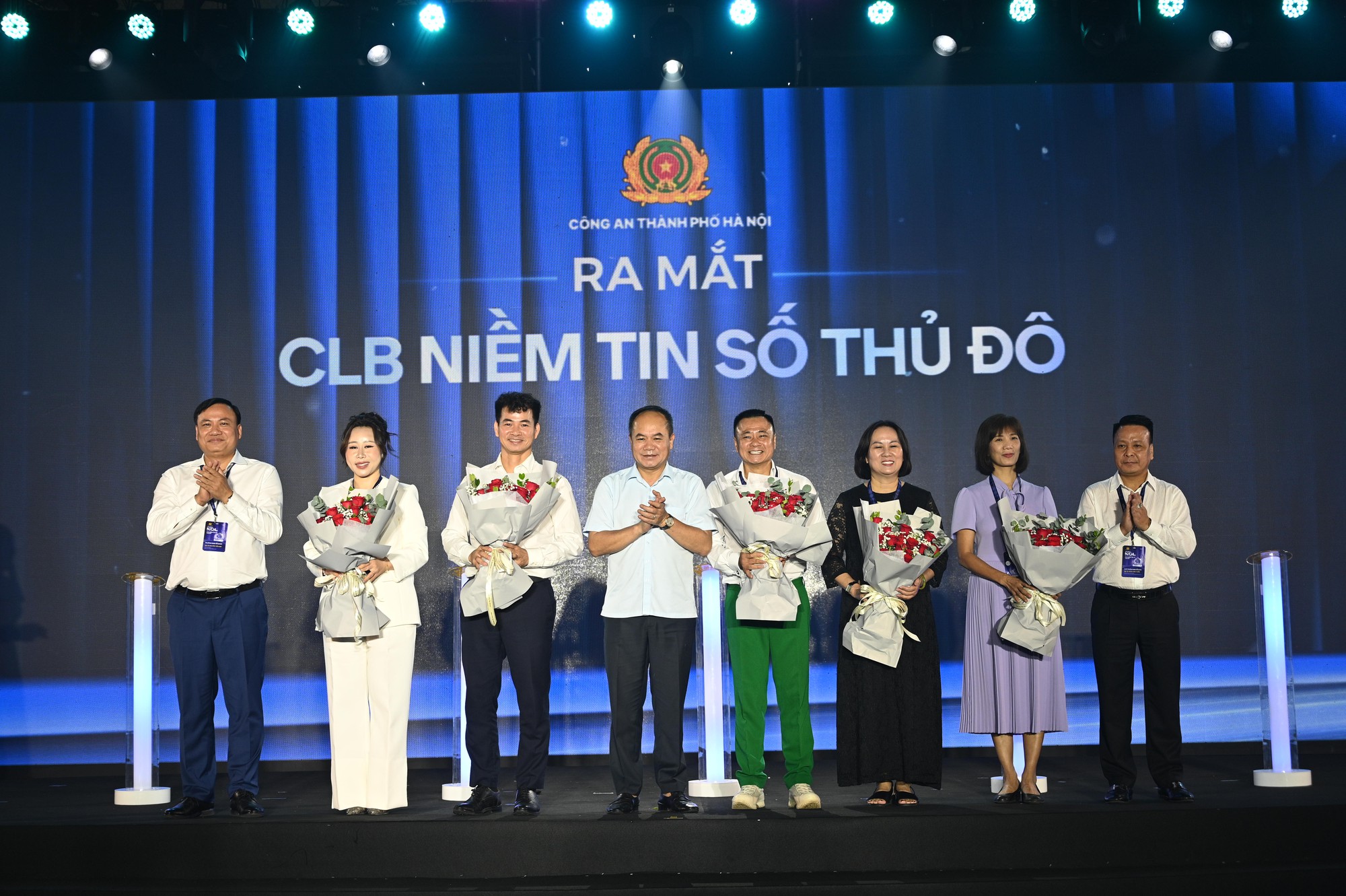 Hương Giang mặc v&aacute;y xuy&ecirc;n thấu đọ sắc với d&agrave;n mỹ nh&acirc;n "vũ trụ VFC" tại Hội nghị KOL v&agrave; Lễ ra mắt CLB Niềm tin số Thủ đ&ocirc;- Ảnh 15.