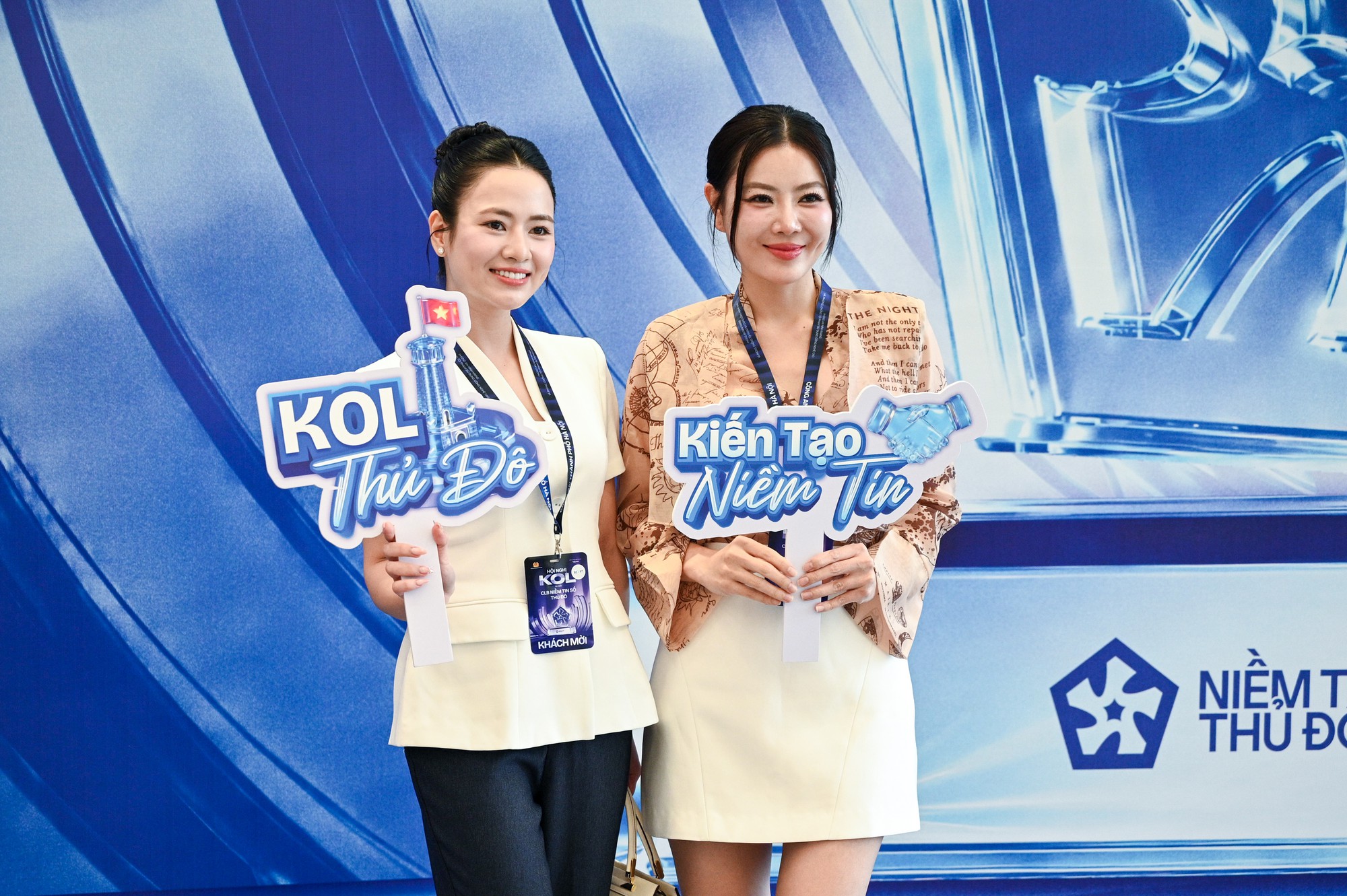 Hương Giang mặc v&aacute;y xuy&ecirc;n thấu đọ sắc với d&agrave;n mỹ nh&acirc;n "vũ trụ VFC" tại Hội nghị KOL v&agrave; Lễ ra mắt CLB Niềm tin số Thủ đ&ocirc;- Ảnh 8.