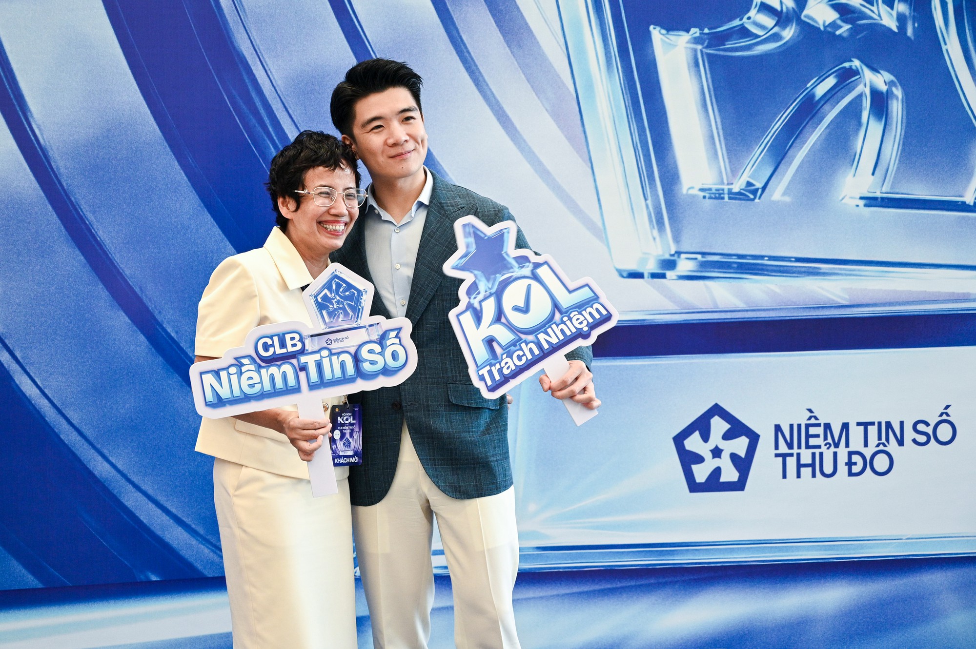 Hương Giang mặc v&aacute;y xuy&ecirc;n thấu đọ sắc với d&agrave;n mỹ nh&acirc;n "vũ trụ VFC" tại Hội nghị KOL v&agrave; Lễ ra mắt CLB Niềm tin số Thủ đ&ocirc;- Ảnh 4.