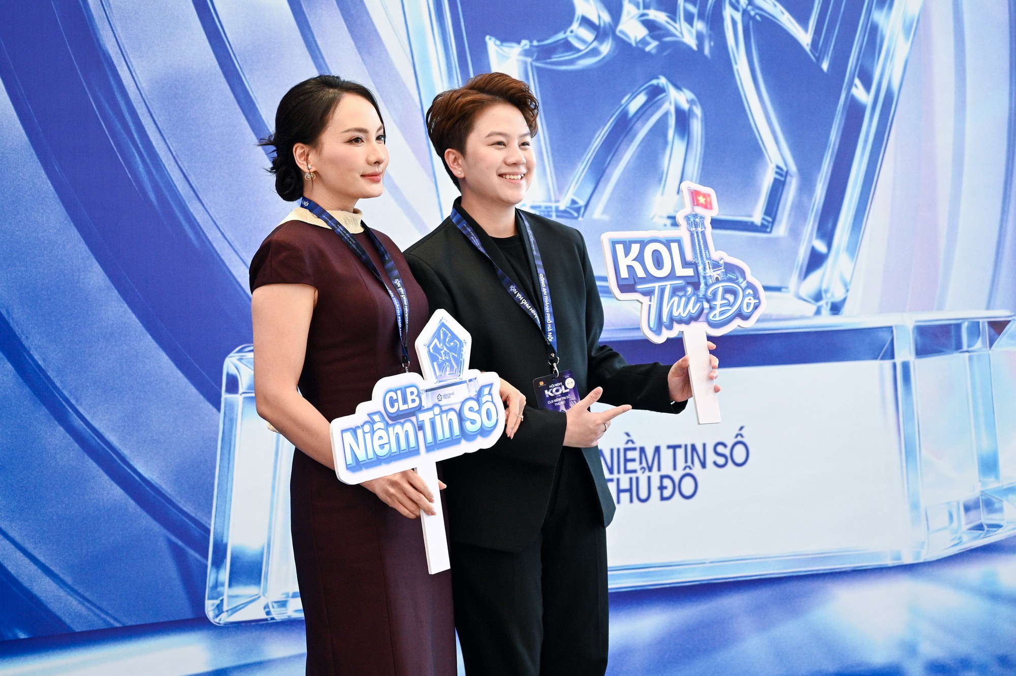 Hương Giang mặc v&aacute;y xuy&ecirc;n thấu đọ sắc với d&agrave;n mỹ nh&acirc;n "vũ trụ VFC" tại Hội nghị KOL v&agrave; Lễ ra mắt CLB Niềm tin số Thủ đ&ocirc;- Ảnh 6.