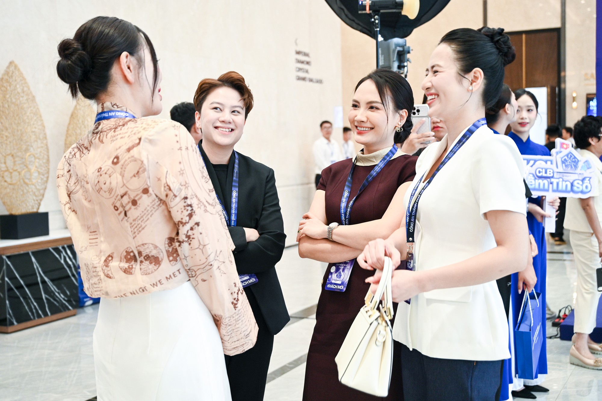 Hương Giang mặc v&aacute;y xuy&ecirc;n thấu đọ sắc với d&agrave;n mỹ nh&acirc;n "vũ trụ VFC" tại Hội nghị KOL v&agrave; Lễ ra mắt CLB Niềm tin số Thủ đ&ocirc;- Ảnh 7.
