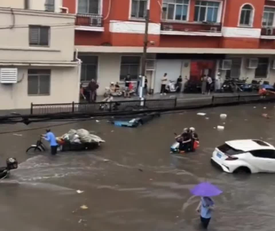 Thượng Hải ch&igrave;m trong biển nước sau cơn mưa lịch sử: Liệu &lsquo;th&agrave;nh phố th&ocirc;ng minh&rsquo; c&oacute; đủ để chống ngập? - Ảnh 2.