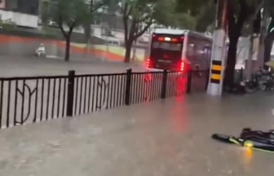 Thượng Hải ch&igrave;m trong biển nước sau cơn mưa lịch sử: Liệu &lsquo;th&agrave;nh phố th&ocirc;ng minh&rsquo; c&oacute; đủ để chống ngập? - Ảnh 5.