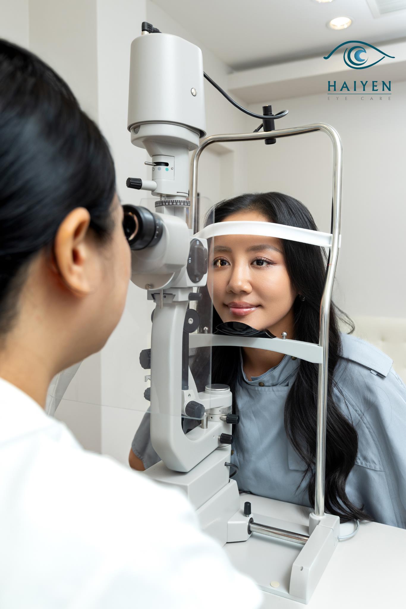 Văn Mai Hương đi x&oacute;a cận nhưng được b&aacute;c sĩ y&ecirc;u cầu l&agrave;m th&ecirc;m một việc trước khi phẫu thuật - Ảnh 4.