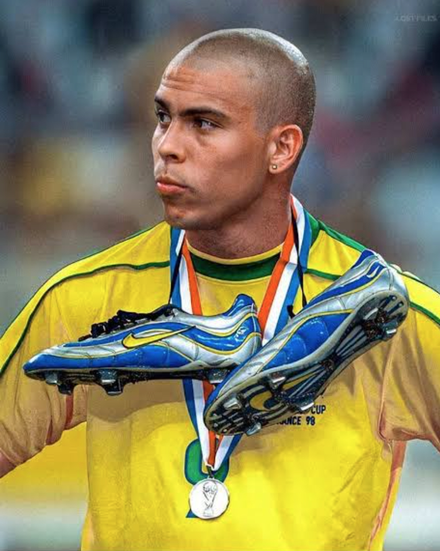 V&igrave; sao FIFA cấm cửa trang sức, d&ugrave; cầu thủ từng ăn diện cỡ n&agrave;y khi ra s&acirc;n?- Ảnh 5.