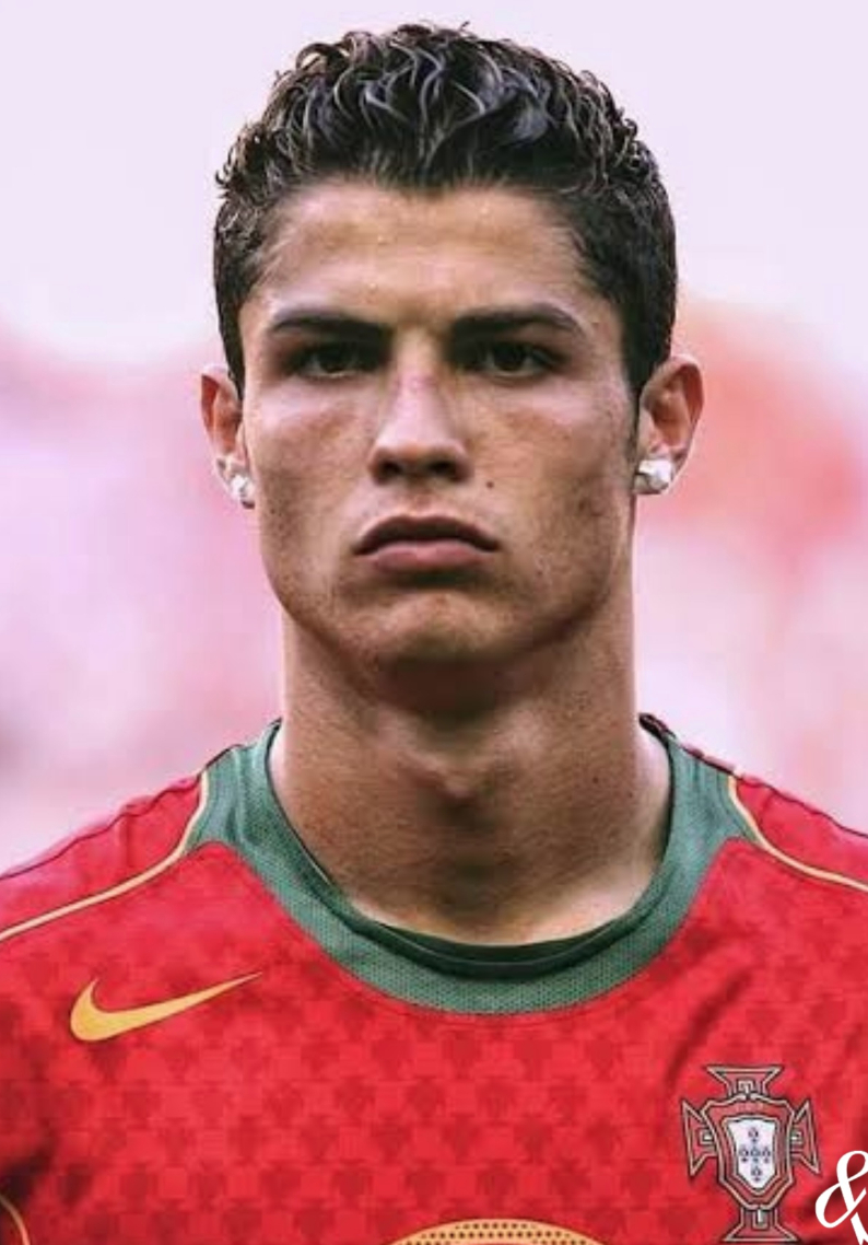 V&igrave; sao FIFA cấm cửa trang sức, d&ugrave; cầu thủ từng ăn diện cỡ n&agrave;y khi ra s&acirc;n?- Ảnh 17.