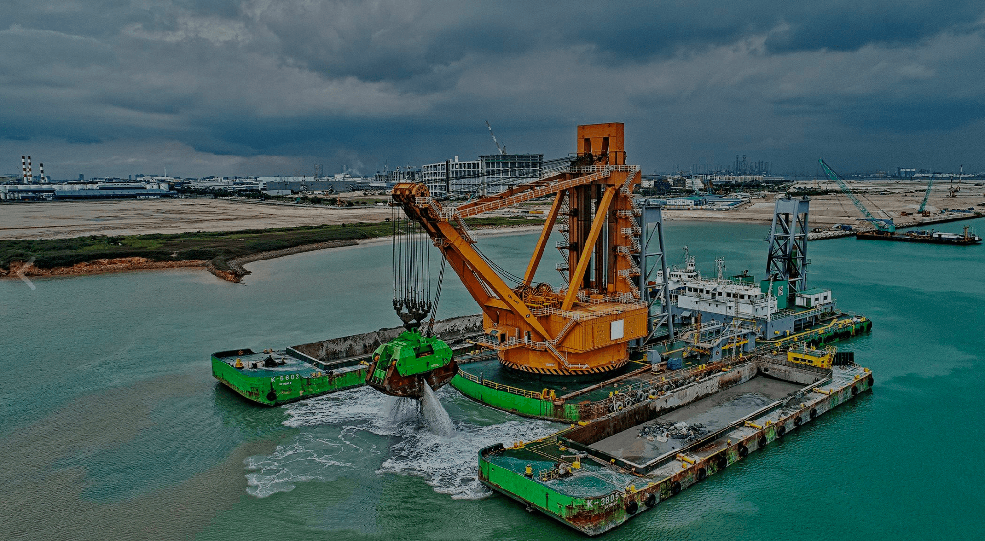 Ph&aacute;t hiện l&aacute;ng giềng Việt Nam thả li&ecirc;n tục gần 500 khối b&ecirc; t&ocirc;ng cao bằng to&agrave; nh&agrave; 10 tầng xuống đ&aacute;y biển, c&ocirc;ng tr&igrave;nh rộng bằng 3.300 s&acirc;n b&oacute;ng đ&aacute; đ&atilde; th&agrave;nh h&igrave;nh- Ảnh 3.