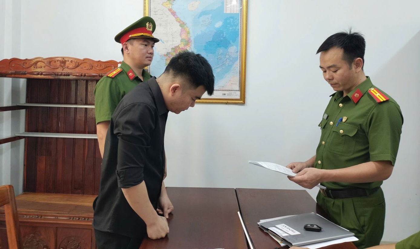 Khởi tố Ph&oacute; quản l&yacute; FPT Shop Nguyễn Ph&uacute;c Linh SN 1993- Ảnh 1.