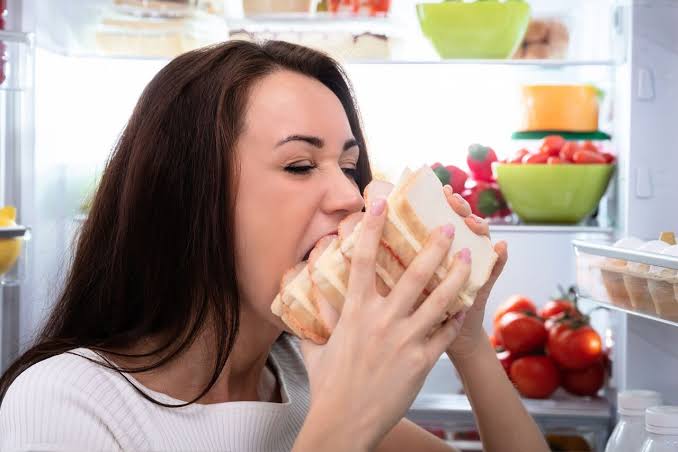 R&otilde; r&agrave;ng tối qua đ&atilde; ăn khuya, sao s&aacute;ng ra vẫn đ&oacute;i cồn c&agrave;o muốn ăn thật nhiều? Chuy&ecirc;n gia dinh dưỡng chỉ ra 3 nguy&ecirc;n nh&acirc;n: Kh&ocirc;ng phải do bạn ăn qu&aacute; &iacute;t- Ảnh 2.