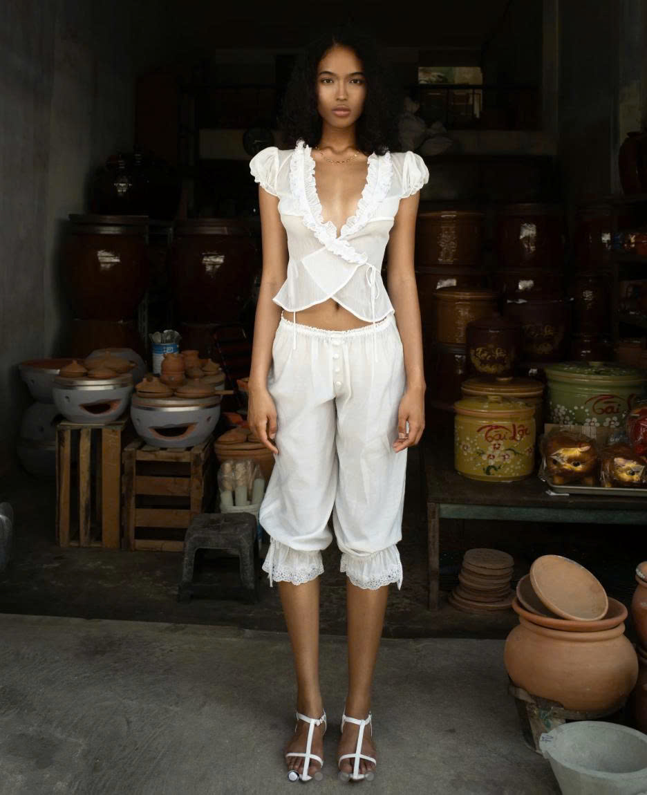 Jennie diện 2 thiết kế của 1 local brand Việt trong MV mới, s&aacute;nh ngang Chanel - The Row- Ảnh 8.