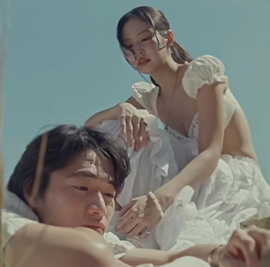 Jennie diện 2 thiết kế của 1 local brand Việt trong MV mới, s&aacute;nh ngang Chanel - The Row- Ảnh 1.