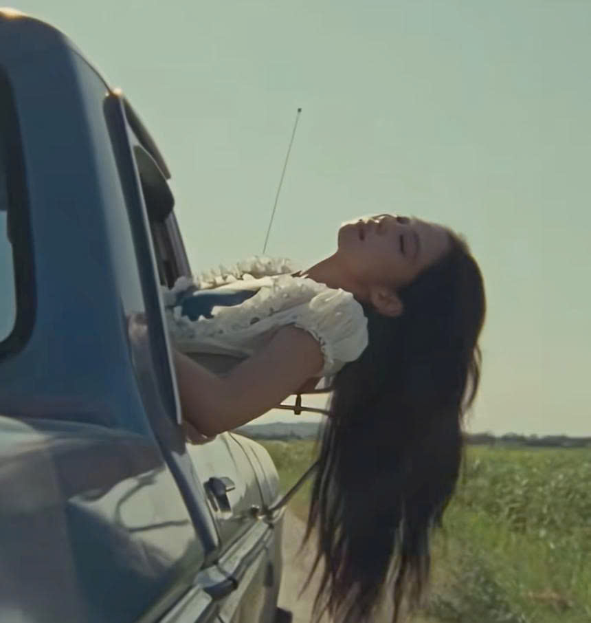 Jennie diện 2 thiết kế của 1 local brand Việt trong MV mới, s&aacute;nh ngang Chanel - The Row- Ảnh 2.