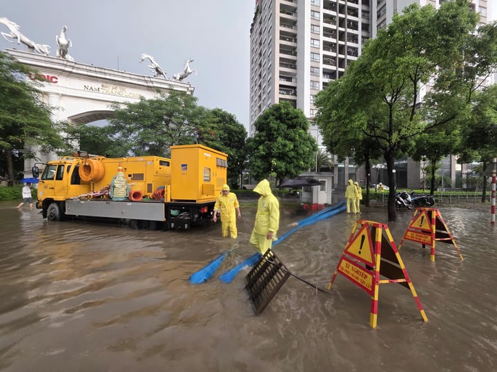 H&agrave; Nội xuất hiện loạt điểm dềnh nước sau trận mưa lớn- Ảnh 1.