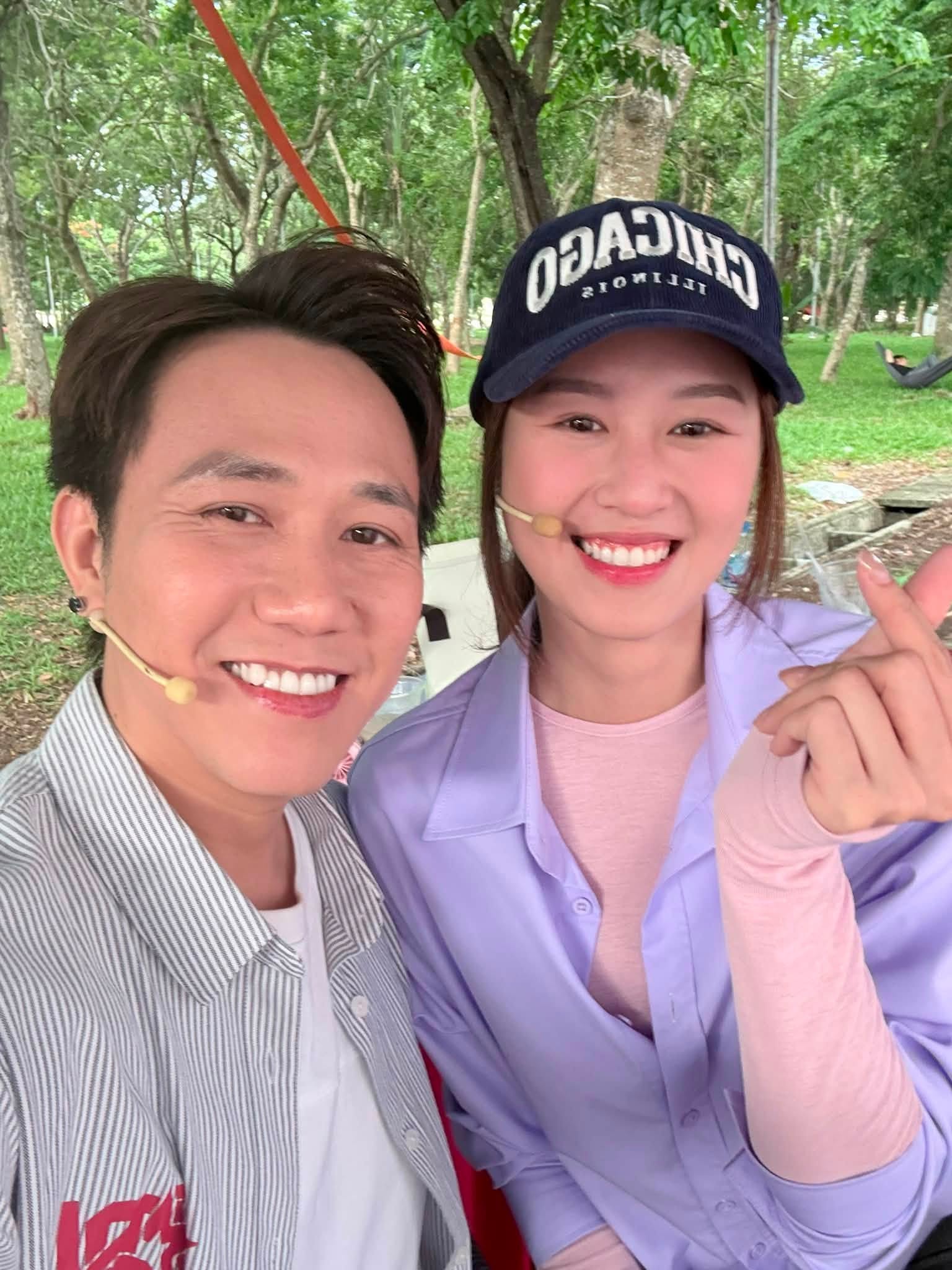 2 th&agrave;nh vi&ecirc;n hội bạn Trấn Th&agrave;nh hẹn h&ograve;, được vợ chồng nam MC "đ&aacute;nh &uacute;p" tổ chức tiệc cầu h&ocirc;n- Ảnh 5.