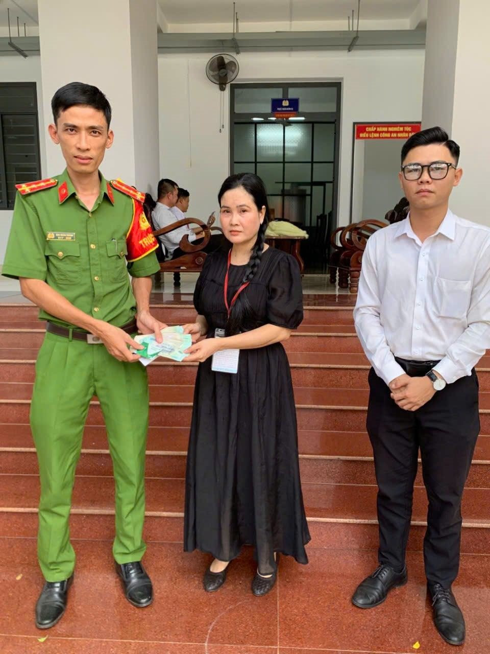 Ph&aacute;t hiện chiếc v&iacute; chứa xấp tiền mệnh gi&aacute; 500.000 đồng v&agrave; 1 thẻ ng&acirc;n h&agrave;ng tại 1 qu&aacute;n c&agrave; ph&ecirc;: C&ocirc;ng an lập tức v&agrave;o cuộc x&aacute;c minh- Ảnh 2.